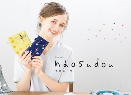 人気ブランド『naosudou』キュートなアートワークが魅力のメディカルスタイル