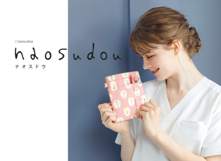 人気ブランド『naosudou』キュートなアートワークが魅力のメディカルスタイル